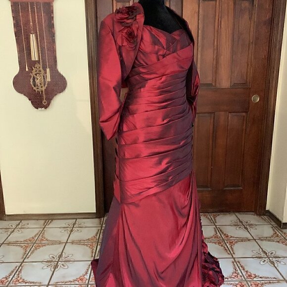 Elegant Designer Formal Dress w/ Coat – Holiday & Wedding Ready! - Picture 6 of 13